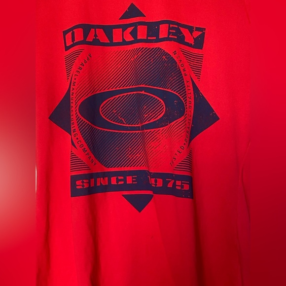 Oakley Red T-shirt, soft size medium - Picture 2 of 7